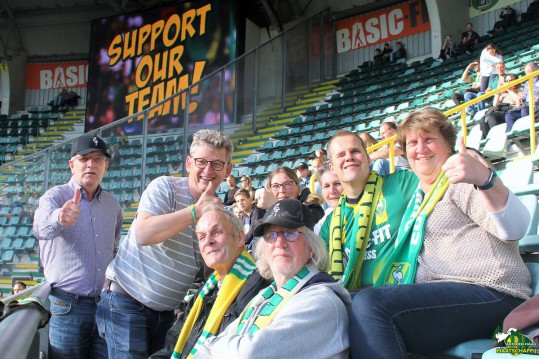 Bezoekers Blindentribune op het veld