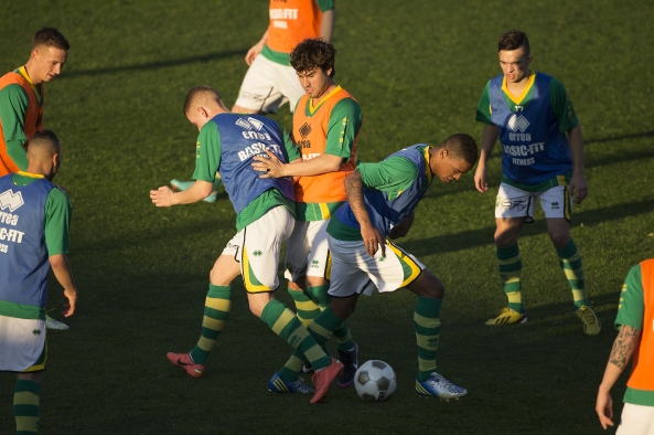 Partijspelletje op balbezit aan het eind van de eerste training