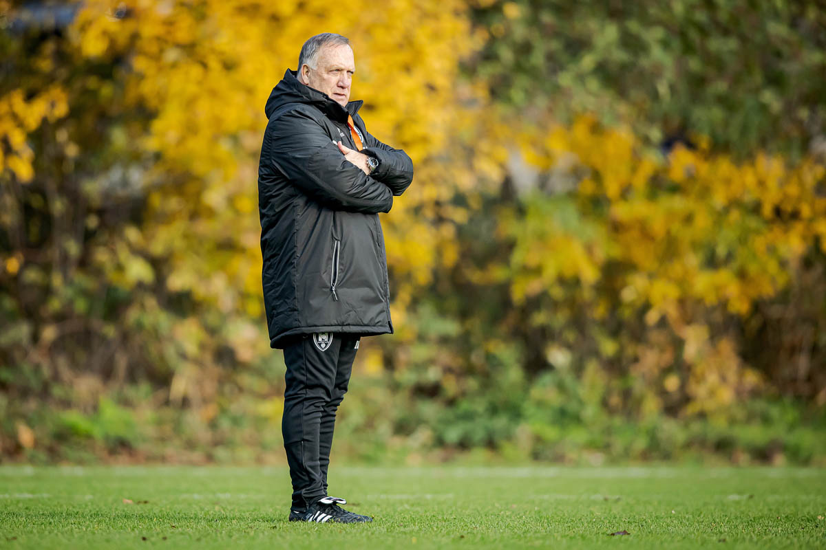 Dick Advocaat op de training met geel groene herfstkleuren op de achtergrond