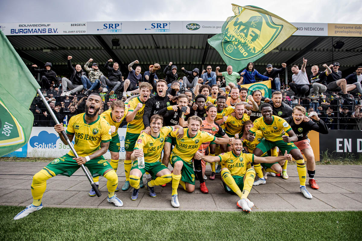 Spelers vieren overwinning samen met supporters na play-offs wedstrijd tegen Eindhoven