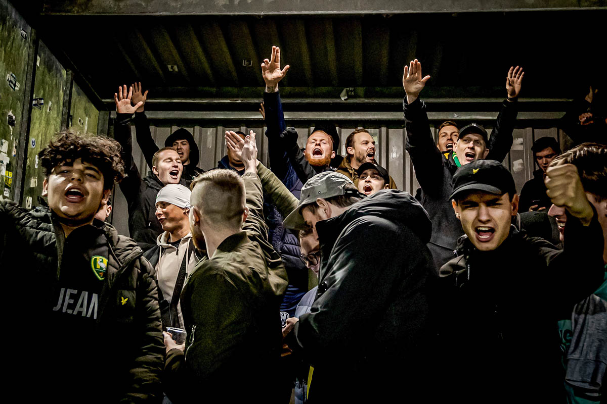 Boy Kemper en Thomas Verheydt tussen supporters  tijdens uitwedstrijd tegen Telstar