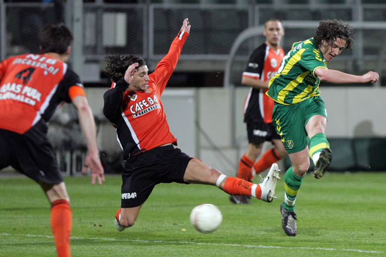 18-04-2008 VOETBAL:JUPILER LEAGUE:ADO DEN HAAG-VOLENDAM:0-1(0-1):DEN HAAGDaryl Janmaat (R) van ADO Den Haag.Foto: Hans Willink