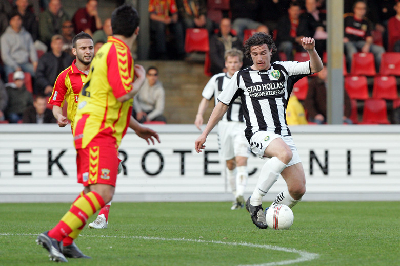 22-04-2008 VOETBAL:JUPILER LEAGUE:PLAY-OFFS:GO AHEAD EAGLES-ADO DEN HAAG:1-1(1-0):DEVENTERDaryl Janmaat (R) van ADO Den Haag.Foto: Hans Willink